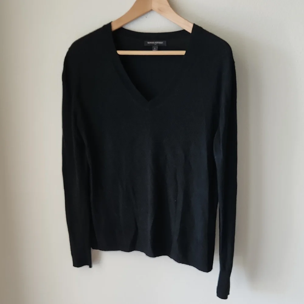 Banana Republic Black High V-neck Lightweight Sweater Long Sleeve Sz S/M Preppy
